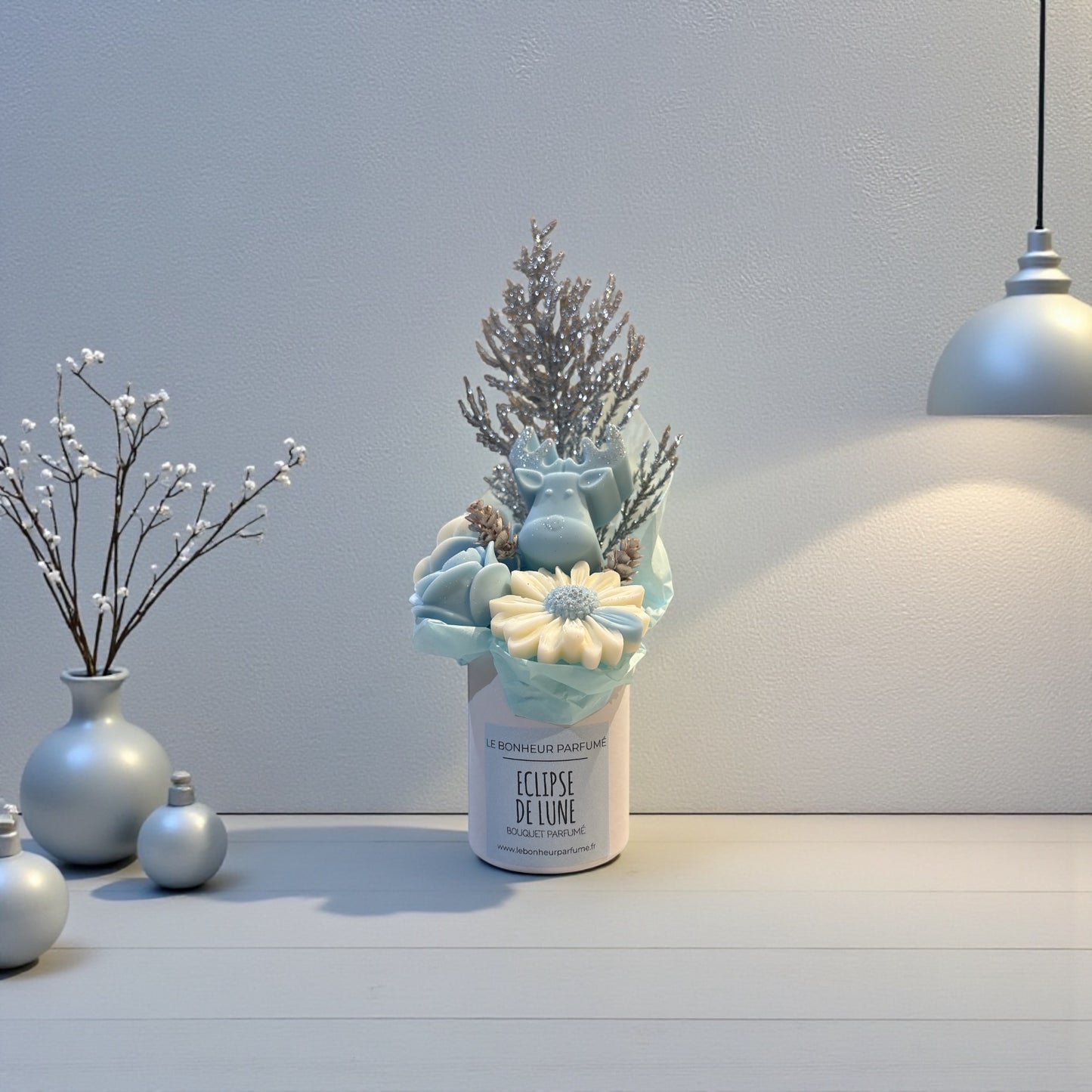 Bouquet parfumé Bleu Glacial avec fleurs en cire et renne bleu, parfum Éclipse de Lune