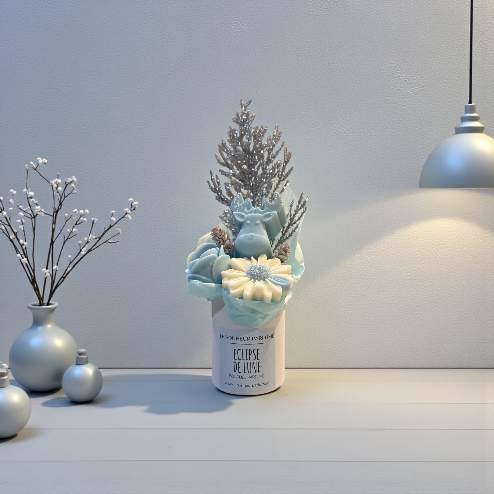 Bouquet parfumé Bleu Glacial avec fleurs en cire et renne bleu, parfum Éclipse de Lune