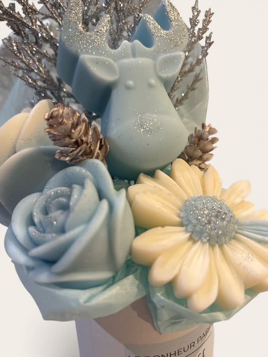 Détails du bouquet Bleu Glacial, renne bleu pailleté et fleurs en cire parfumée